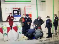 ?女乘客地鐵站暈倒 合肥軌道公安緊急救助