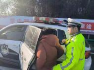老人高速路上突發疾病 六安交警開警車火速送醫救治