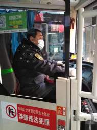 公交司機拾金不昧 獲乘客連連稱贊