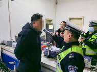 濉溪：男子醉酒开车上路 等红绿灯时睡着被查
