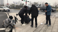 路人摔倒受傷 法院工作人員救助