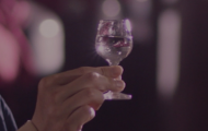 云南峨山一干部公務接待提供并飲用百元白酒被處分，紀委：不是價格的問題