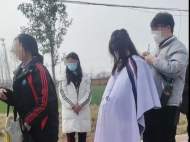 學(xué)生校門口排隊(duì)剪頭發(fā) 河南一高中曾發(fā)布“學(xué)生發(fā)型標(biāo)準(zhǔn)”圖示
