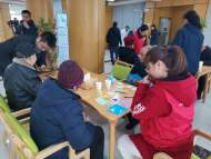 新時代新征程新偉業(yè)｜六安市社區(qū)老年食堂里 老人可以做益智游戲