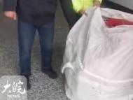 重百斤包裹掉落濟廣高速 阜陽交警代保管一個月