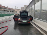 蕪湖：百萬豪車行駛中自燃 