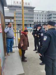 老太外出迷路  蚌埠公交工作人員報警幫其找到家人