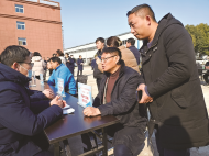 安徽蚌埠：窗口“搬”到園區 服務送進企業