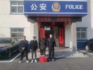 離車后別忘記鎖門！兩男子“拉車門”盜竊被抓