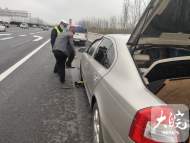 駕駛員高速公路上修車未設警示標志  民警一查牽出涉嫌非法營運