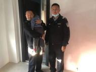 3歲男童不慎走失 民警幫助其找到家人