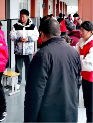 大愛的鏈接和復制——界首市常青樹志愿者慰問特教學校學生