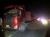 司機(jī)為逃避檢查將砂倒在公路上 六安查獲一輛超“雙百”拉砂車