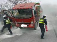 桐城交警合力救助自燃貨車
