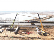 寧洛高速明蚌改擴建01標項目首片箱梁架設完成