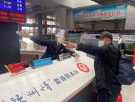 阜陽站客運值班員周曉曼：春運每天幫十多位旅客“找東西”