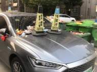 新車停錯位置遭垃圾桶包圍并被潑垃圾 事發合肥新海西苑小區