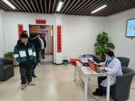 安慶經開區羅沖社區組織應征青年進站體檢 