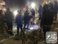 關注土耳其地震｜中國藍天救援隊隊員凌晨在震區挑燈救援（組圖）