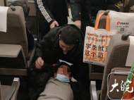 合肥南站內(nèi)，男子臨近發(fā)車時(shí)突然昏厥在高鐵車廂