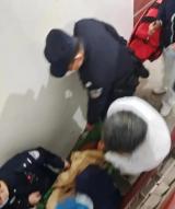 在外地务工女子联系不上母亲 警方发现其母吞服20粒安眠药昏迷在家
