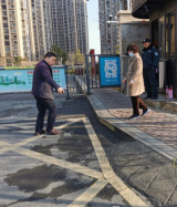 侧门路面高出一截  阜阳一小区业主骑车入门存安全隐患