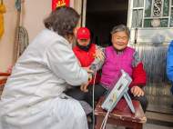 宜秀區(qū)大龍山鎮(zhèn)總鋪社區(qū)：傳承雷鋒精神 敬老愛老顯真情