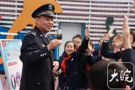 合肥瑤海公安民警進(jìn)社區(qū)開(kāi)展禁毒宣傳