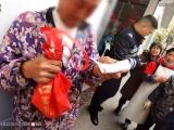 池州：賣菜老人收假鈔后當街痛哭 民警自掏腰包“以真換假”獲眾贊