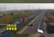 貨車高速上失控沖出護(hù)欄 過(guò)路司機(jī)、周邊村民緊急施救 價(jià)值20余萬(wàn)貨物一件不少