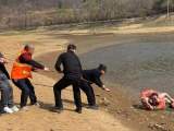 怀宁一村民不慎滑入水库深水区 民警跳水救人
