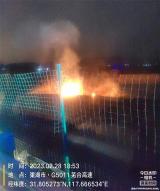 芜合高速一处护栏外植被着火 合肥高速六大队交警迅速扑救