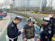 駕駛電動車未佩戴安全頭盔！蕪湖開出首張罰單