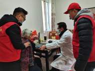 城南鎮(zhèn)天河灣社區(qū)：踐行雷鋒精神 關愛獨居老人