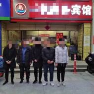车窗夜塞涉黄小卡片 5人落网