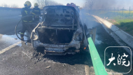 一車輛高速上突發(fā)自燃 合肥交警迅速處置