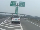 男子高架桥开车恐高症发作双腿无力   交警变身“代驾”