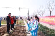 阜陽市北城小學祥源校區舉行校外勞動基地春播開耕儀式