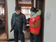 黃莊街道紅旗社區(qū)：學(xué)雷鋒暖人心 關(guān)愛獨(dú)居老人
