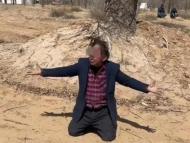 寧夏萬畝樹木被煤礦“斷水”面臨枯死？林場主“跪地求水”，其妻稱20萬棵樹苗等待澆水