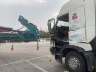 六安：駕駛員忘記貨物太“長” 右轉時把另一貨車車門剮成“麻花”