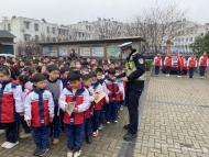 巢湖交警積極開(kāi)展“小手拉大手”交通安全宣傳