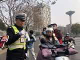 《安徽省电动自行车管理条例》施行首日 阜阳街头戴头盔的明显增多