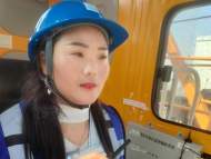 塔吊女司機程麗：建筑工地里的最美“女神”