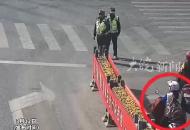 女子騎電動車逆行險些撞上救護車 交警眼疾手快一把拉回
