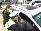 老人心脏病复发 家人求助交警“开道”