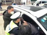 老人心臟病復發 家人求助交警“開道”