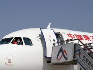 旅客高空突發(fā)不適 乘務組緊急救治協(xié)助送醫(yī)