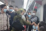 “男人必须站着”，女子地铁上暴打小伙！警方最新通报