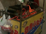 男子摆摊被城管追逐后续：已经拿回手推车，目前双方正在协商中